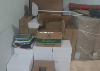 Sisa alkes Dinkes Dairi yang ditimbun dirumah MS, Kamis (27/10).