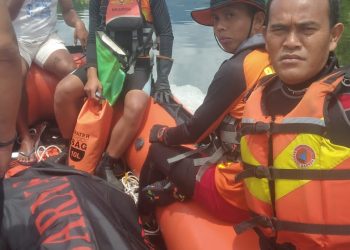 Tim Basarnas, BPBD Toba dan Polsek Porsea saat evakuasi jasad korban tenggelam, Kamis (27/10).