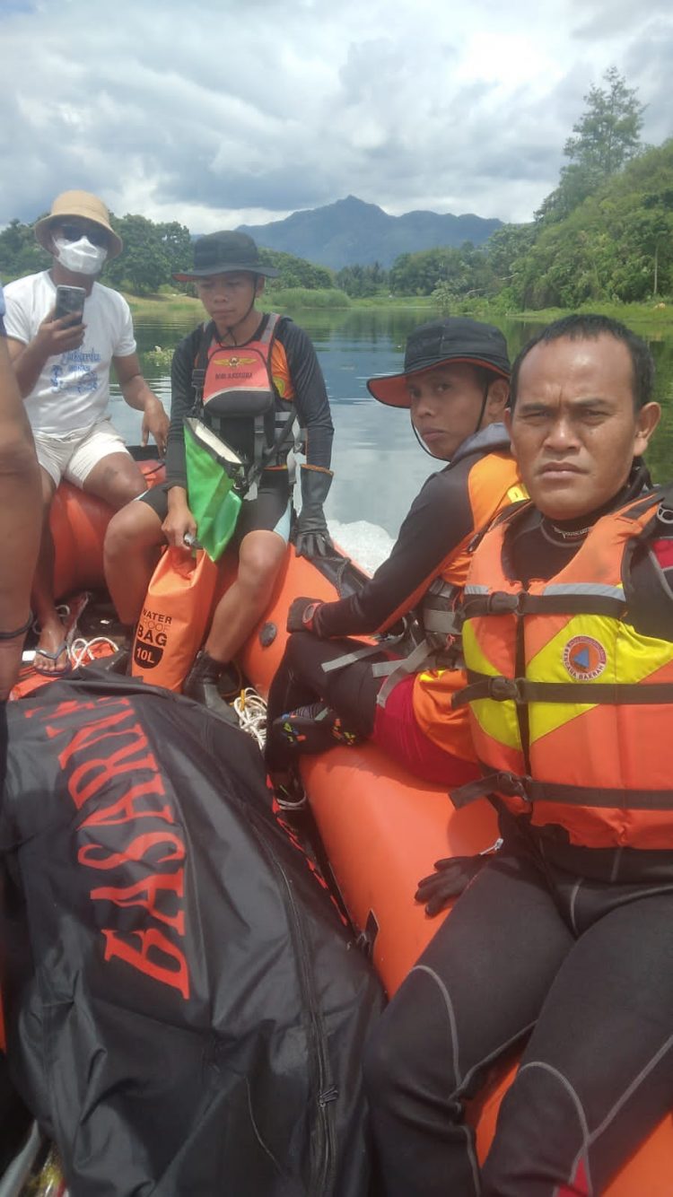 Tim Basarnas, BPBD Toba dan Polsek Porsea saat evakuasi jasad korban tenggelam, Kamis (27/10).