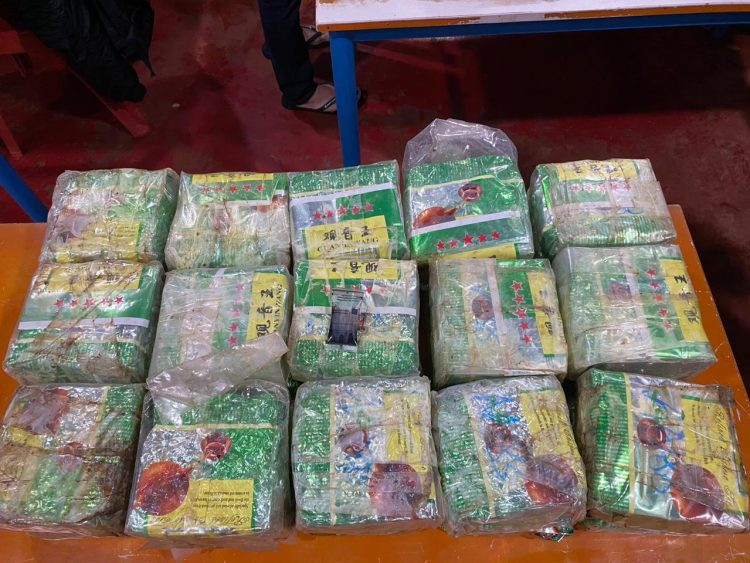 Sabu yang diamankan dibungkus dalam kemasan teh cina merk guanyanwang, Jumat (28/10).