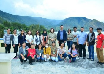 Ketua Dekranasda Kabupaten Dairi, Ny. Romy Mariani Eddy Berutu saat hadiri pelatihan petenun ulos di Silahisabungan, Jumat (28/10).