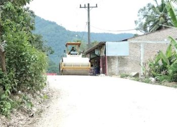 Kondisi jalan jurusan Pardamean - Sopobutar setelah diperbaiki, Jumat (28/10).