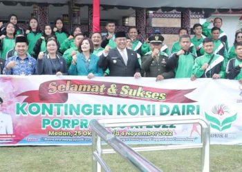 Bupati Dairi, Eddy Keleng Ate Berutu saat melepas secara resmi Kontingen dan Atlit yang akan bertanding dalam Porprovsu XI di Medan, Jumat (28/10).