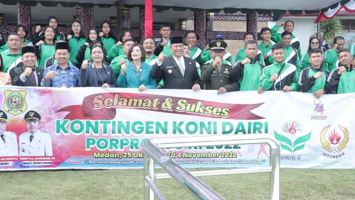 Bupati Dairi, Eddy Keleng Ate Berutu saat melepas secara resmi Kontingen dan Atlit yang akan bertanding dalam Porprovsu XI di Medan, Jumat (28/10).