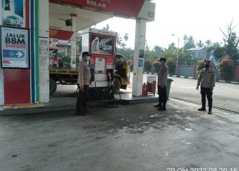 Personil Polsek Beringin jajaran Polresta Deliserdang saat patroli monitoring di SPBU, Sabtu (29/10).