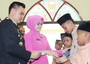 Kapolres Langkat AKBP Danu Pamungkas didampingi Ketua Bhayangkari Cabang Langkat, Ny. Indri Danu Pamungkas saat memberikan santunam kepada anak yatim, Jumat (28/10).