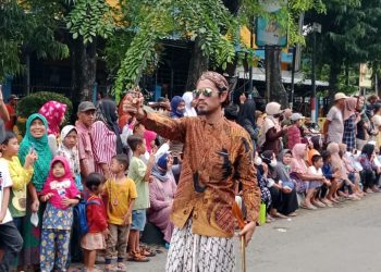 Paguyuban Pelestari Tosan Aji saat meriahkan acara peringatan Maulid di Kota Pekalongan, Sabu (29/10).
