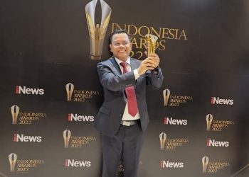 Bupati Toba, Ir. Poltak Sitorus saat menerima penghargaan dari Indonesia Awards dari INews, Sabtu (29/10).