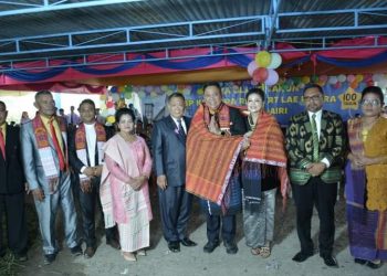 Bupati Dairi, Eddy Keleng Ate Berutu bersama Ketua Tim Penggerak PKK Ny. Romy Mariani Eddy Berutu saat menghadiri pesta ulang tahun 100 tahun HKBP Kentara Ressort Lae Parira, Minggu (30/10).