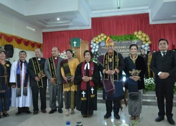 Bupati Dairi, Eddy Keleng Ate Berutu bersama Ketua Tim Penggerak PKK Kabupaten Dairi, Ny. Romy Mariani Eddy Berutu dan pimpinan OPD saat hadiri pesta Oang oang jubeleum ke- 50 GKPPD, Minggu (30/10).