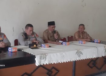 Kapolsek Belitang III, Dr. H. IPDA. Jhoni Albert SH, MH, MM, M.Si saat silaturahmi dengan Camat dan para Kades se- Kecamatan Belitang III, Senin (31/10).