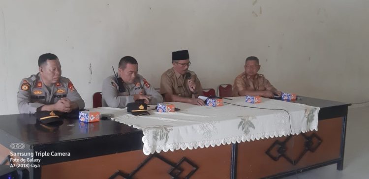 Kapolsek Belitang III, Dr. H. IPDA. Jhoni Albert SH, MH, MM, M.Si saat silaturahmi dengan Camat dan para Kades se- Kecamatan Belitang III, Senin (31/10).
