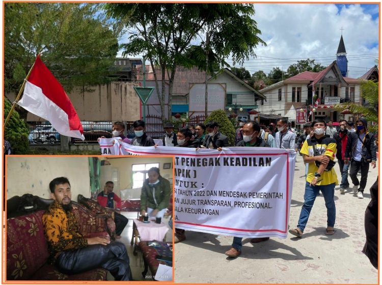 Massa saat aksi unjuk rasa tolak hasil seleksi Perangkat Desa dan Ketua Kompak, Rijon Malau, Senin (17/10).