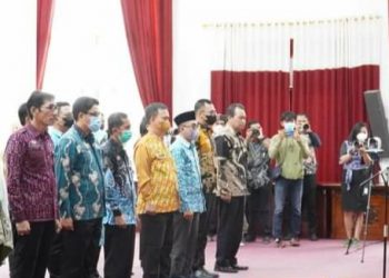 Direktur Jenderal HAM, Mualimin Abdi bersama Gubernur Kalimantan Barat, Sutarmidji saat mengukuhkan Gugus Tugas Bisnis dan HAM Provinsi Kalimantan Barat, Kamis (27/10).