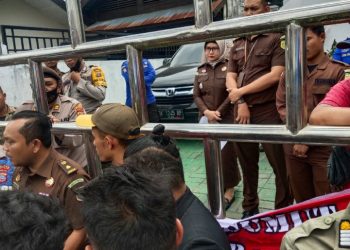 Massa DPD Formasih saat orasi didepan Kejari Tapsel, Kamis (13/10).