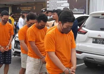 Kelima tersangka pembacok pelajar saat ditetapkan sebagai tersangka, Minggu (27/11).