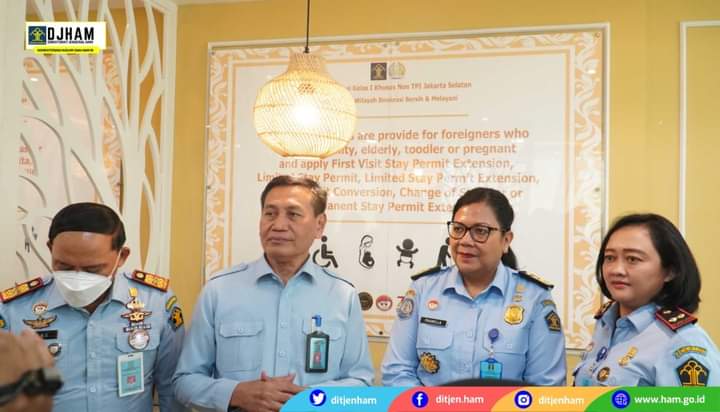 Dirjen HAM, Mualimin Abdi bersama Kepala Kantor Wilayah DKI Ibnu Chuldun, Direktur Diseminasi dan Penguatan HAM Sri Kurniati Handayani Pane, Direktur Instrumen HAM Betni Humiras Purba, Direktur Izin Tinggal Keimigrasian Pramella Yunidar Pasaribu, Kepala Kantor Imigrasi Kelas I Khusus Non TPI Felucia Sengky Ratna saat pekan layanan keimigrasian ramah HAM, Senin (28/11).