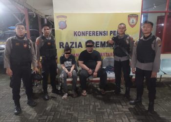 Kedua tersangka penyalahgunaan sabu saat diamankan Sat Samapta Polrestabes Medan, Selasa (1/11).