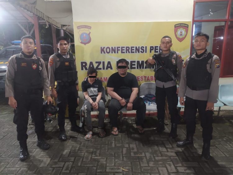 Kedua tersangka penyalahgunaan sabu saat diamankan Sat Samapta Polrestabes Medan, Selasa (1/11).