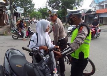 Kasat Lantas KBO Polres Langkat, AKP. Hosea Ginting SH, MTH bersama rekan saat berikan pengarahan kepada pelajar pengguna sepeda motor, Selasa (1/11).
