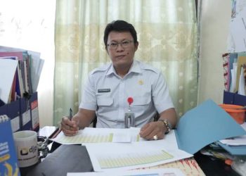 Kabag Perekonomian Setda Dairi, Lipinus Sembiring saat memberikan keterangnya, Rabu (2/11).