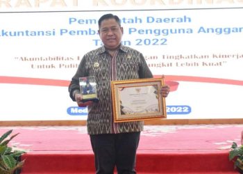 Buapti Dairi, Eddy Keleng Ate Berutu usai mengikuti rapat koordinasi Akuntabilitas Laporan Keuangan Tingkatkan Kinerja Untuk Pulih Lebih Cepat bangkit Lebih Kuat yang diikuti para Kepala Daerah se- Sumatera Utara di Medan, Kamis (3/11).