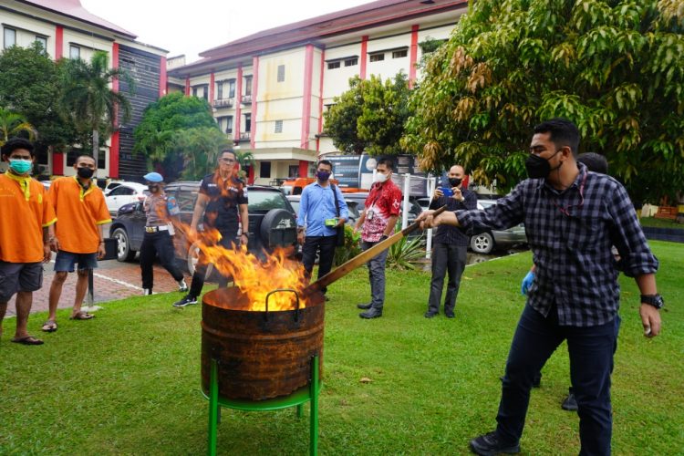 Direktorat Reserse Narkoba Polda Kepri saat melakukan pemusnahan barang bukti ganja, Kamis (3/11).