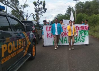Massa GPR saat aksi unjuk rasa di depan kantor Kejari Kepri, Jumat (4/11).