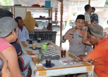 Kapolresta Deliserdang, Kombes. Pol. Irsan Sinuhaji saat mendengarkan curhat warga, Jumat (4/11).