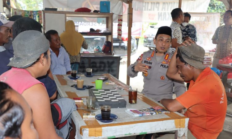 Kapolresta Deliserdang, Kombes. Pol. Irsan Sinuhaji saat mendengarkan curhat warga, Jumat (4/11).