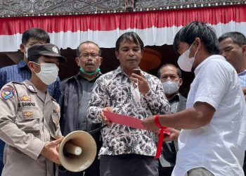 KOMPAK saat menyampaikan tuntutan dan pernyataan sikap saat aksi di DPRD Taput, Minggu (6/11).