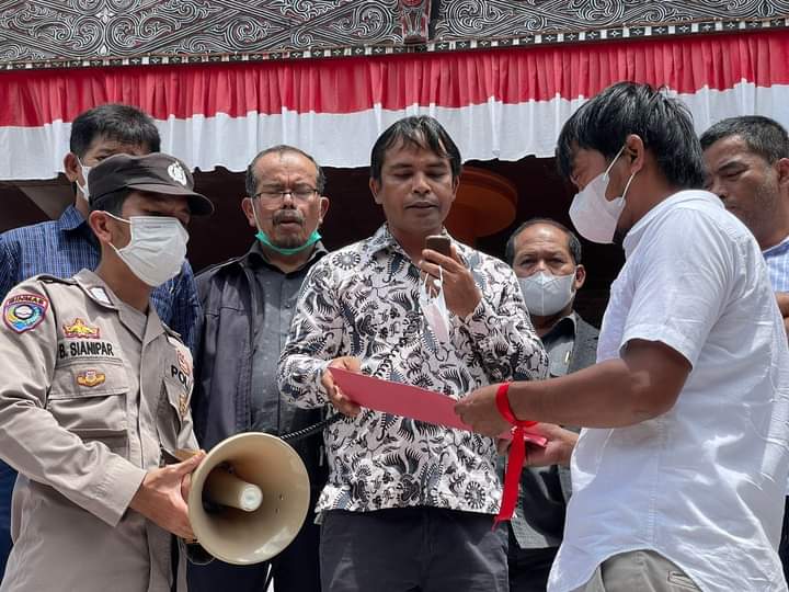 KOMPAK saat menyampaikan tuntutan dan pernyataan sikap saat aksi di DPRD Taput, Minggu (6/11).