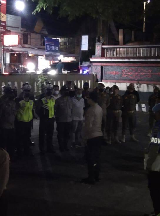 Kapolres Toba, AKBP. Taufik saat pimpin langsung patroli skala besar, Minggu malam (6/11).