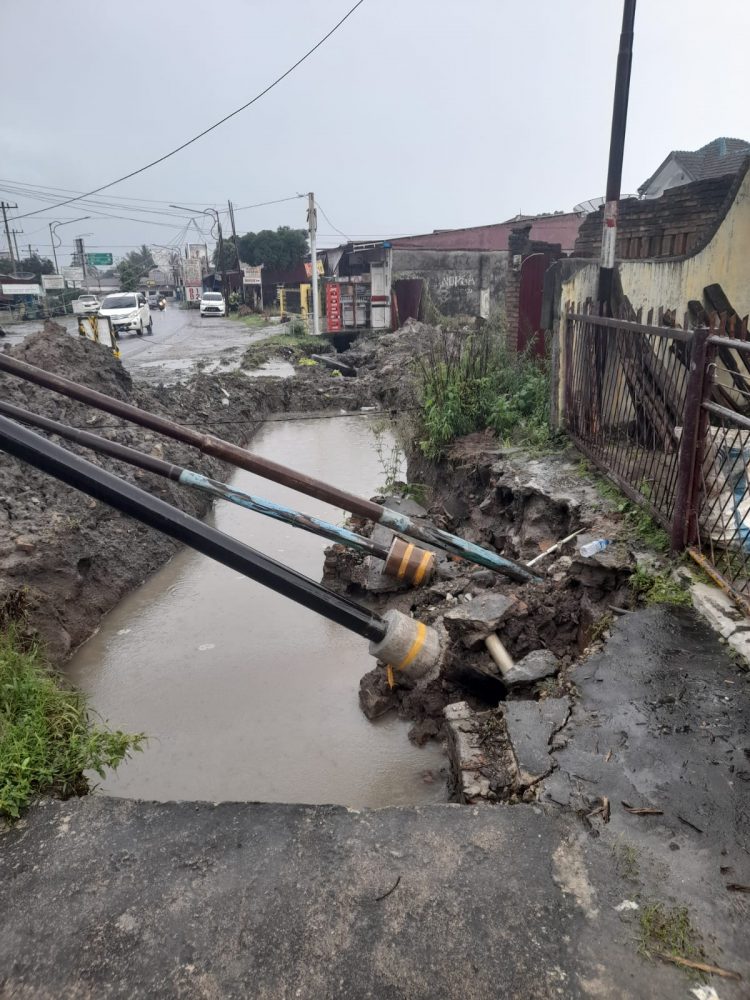 Kondisi fasilatas umum yang dirusak oleh rekanan proyek parit di Simpang Dua, Senin (7/11).