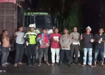 Kasatlantas Polres Langkat, AKP. Hosea Ginting bersama anggota dan para sopir yang terjebak macet sepanjang 3KM dijalan lintas Stabat - Aceh, Senin pagi (7/11).
