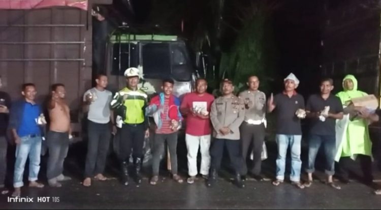 Kasatlantas Polres Langkat, AKP. Hosea Ginting bersama anggota dan para sopir yang terjebak macet sepanjang 3KM dijalan lintas Stabat - Aceh, Senin pagi (7/11).