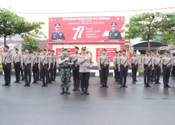 Kapolresta Deliserdang, Kombes. Pol. Irsan Sinuhaji SIK, MH dampingi Dandim 0204/ Ds, Letkol. Czi. yoga Pebrianto saat pimpin apel sinergitas, Senin  (7/11).