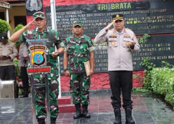 Kapolres Binjai AKBP. Ferio Sano Ginting SIK, MH bersama Dandim 0203/ Langkat, Letkol. Inf. M. Eko Prasetyo saat pimpin apel, Senin (7/11).