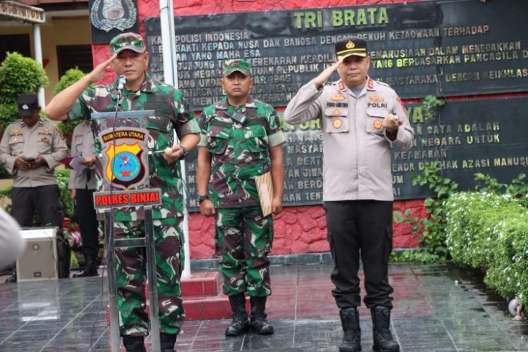 Kapolres Binjai AKBP. Ferio Sano Ginting SIK, MH bersama Dandim 0203/ Langkat, Letkol. Inf. M. Eko Prasetyo saat pimpin apel, Senin (7/11).