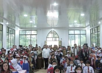 Siswa/i 31 SD Kabupaten Dairi saat mengikuti latihan metode gasing, Senin (7/11).