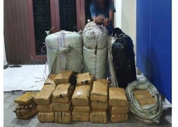 Tersangka dan 200Kg ganja saat diamankan si Mapolda Sumut, Senin (7/11).