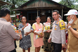 Kapolres Batubara, AKBP. Jose Fernandes SIK saat kunjungi dan bagikan sembako bagi warga terdampak banjir, Senin (7/11).