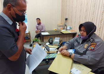 Tim dari Forum Korban Ganti Rugi Tanah saat mendaftarkan untuk meminta izin aksi damai ke Polda Sumatera Utara, Selasa (8/11).