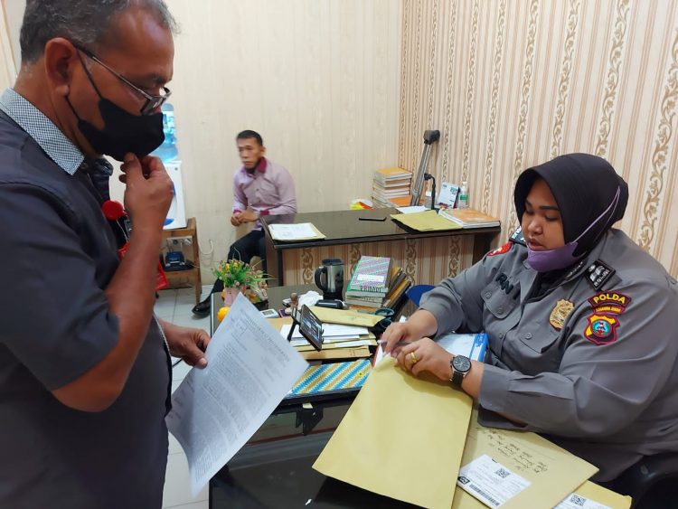 Tim dari Forum Korban Ganti Rugi Tanah saat mendaftarkan untuk meminta izin aksi damai ke Polda Sumatera Utara, Selasa (8/11).