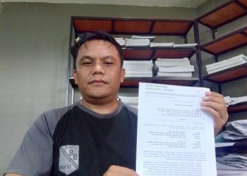 Ketua LSM Gepsis, Hamson Saragih SH saat menunjukkan Surat Laporanya yang ditujukan kepada KSP, Mendagri, Menkeu dan Gubsu, Selasa (8/11).