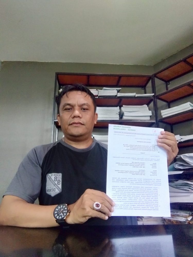 Ketua LSM Gepsis, Hamson Saragih SH saat menunjukkan Surat Laporanya yang ditujukan kepada KSP, Mendagri, Menkeu dan Gubsu, Selasa (8/11).