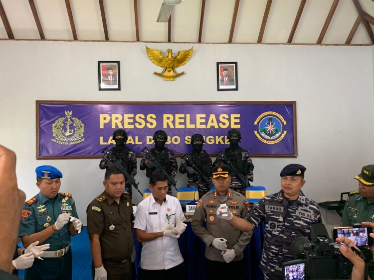 Lanal Dabo Singkep saat konferensi pers penemuan 407gram Sabu tak bertuan, Selasa (8/11).