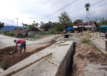 Kondisi perbaikan saluran irigasi di Desa Berampu - Dairi, Rabu (9/11).