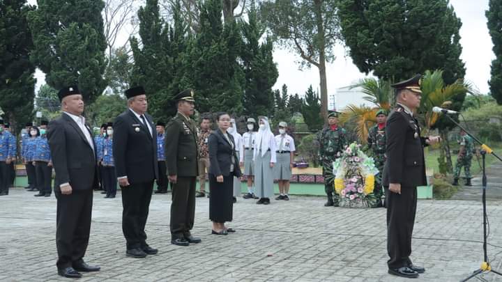 Bupati Dairi, Eddy Berutu saat ziarah ke TPM Sidikalang, Kamis (10/11).