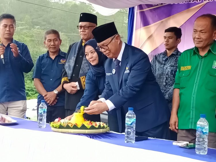Ketua DPD Partai Nasdem Tapsel, M. Yusuf Siregar saat potong nasi tunpeng HUT ke- 11 Partai Nasdem, Jumat (11/11).